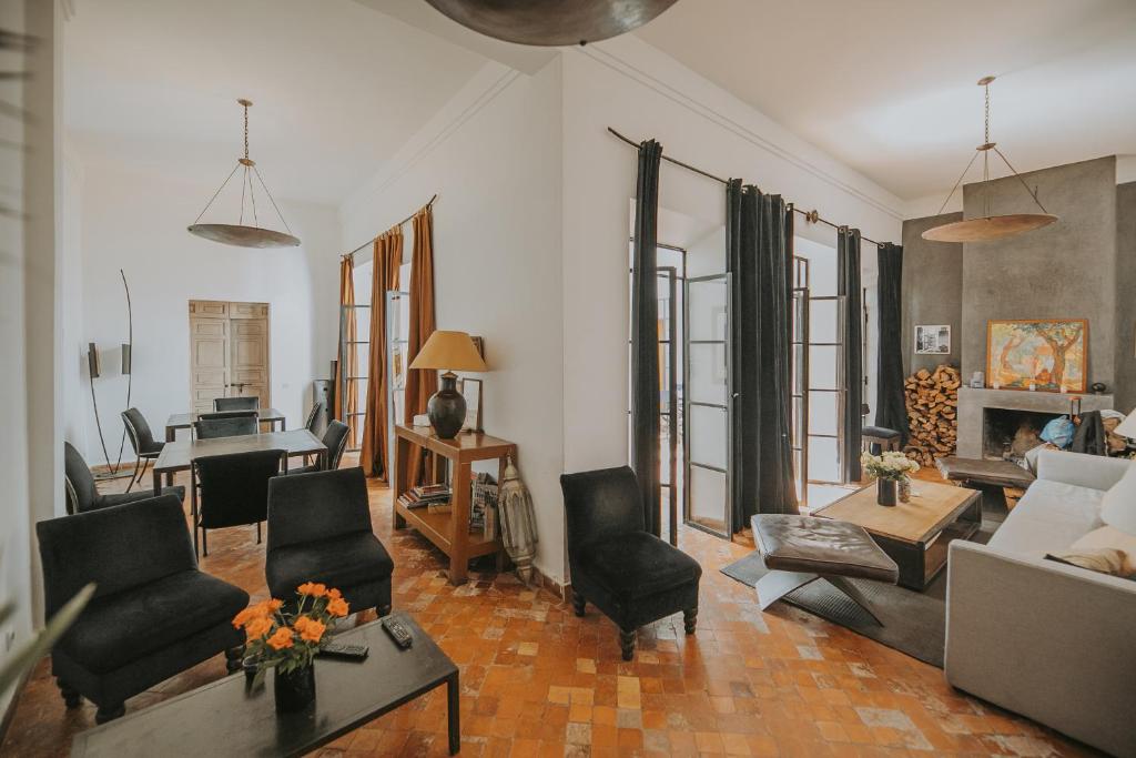 un salon avec un canapé, des chaises et une table dans l'établissement Dar Zelda, à Marrakech