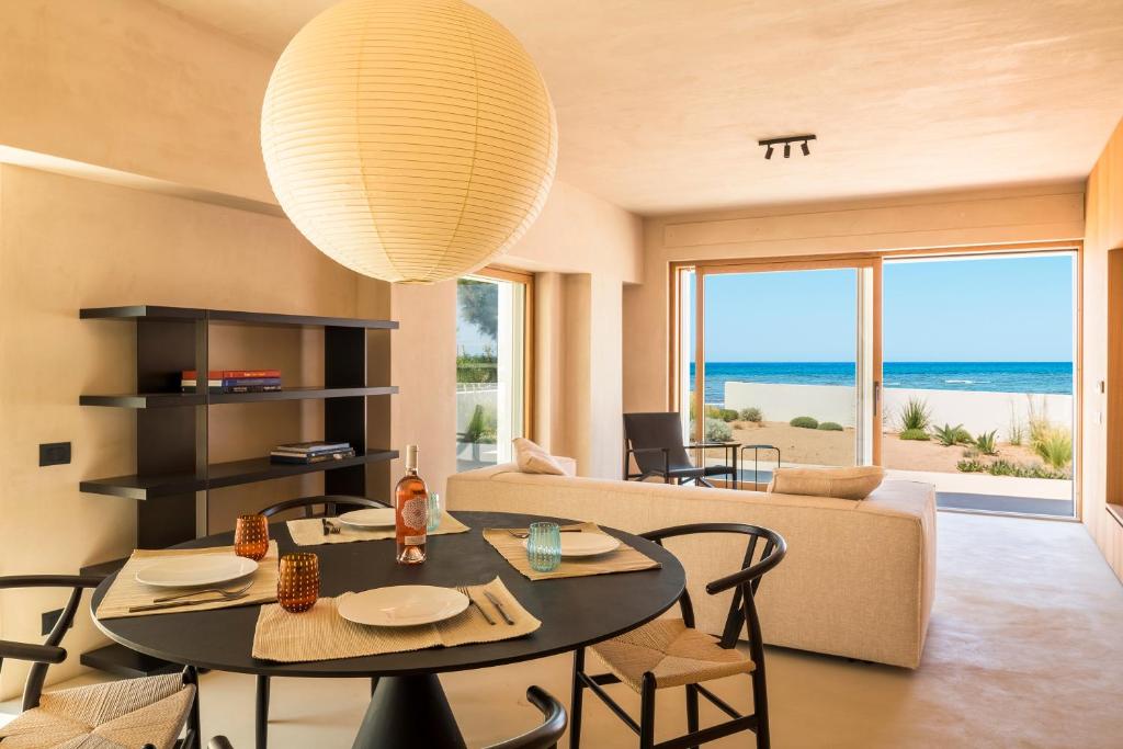 un salon avec une table et un canapé dans l'établissement Calitro Mare, à Torre Ovo