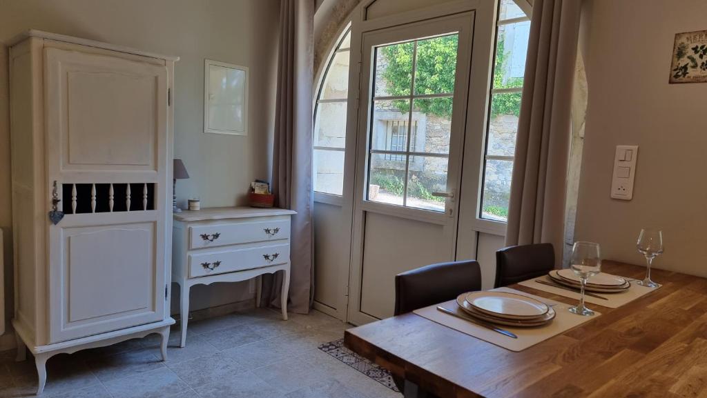 une salle à manger avec une table et une fenêtre dans l'établissement Le Mazet, gîte des Lucioles en Provence, à Montségur-sur-Lauzon
