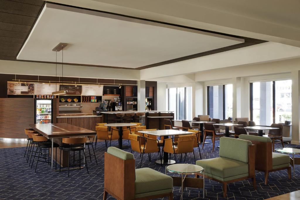 Courtyard by Marriott St. Louis Downtown West Image