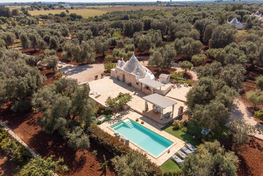 - une vue aérienne sur un domaine avec une piscine dans l'établissement Trullo Milù, à San Michele Salentino