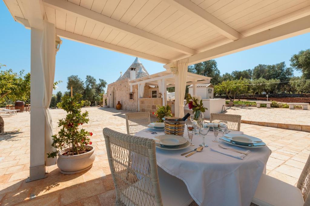 - une table sur la terrasse d'une maison dans l'établissement Trullo Milù with Pool, à San Michele Salentino