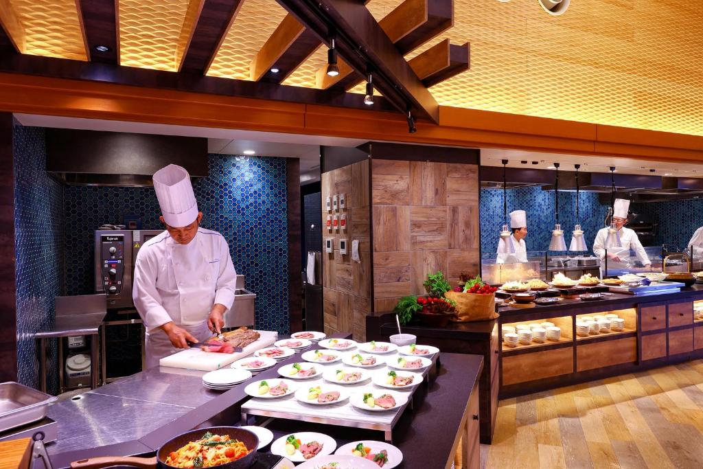 - un chef préparant vos repas dans la cuisine du restaurant dans l'établissement Ooedo Onsen Monogatari Premium Shiomiso, à Murakami