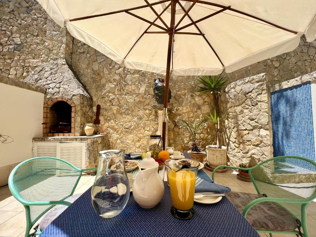 Central Tavira Townhouse close to Riverside: 2BR 1