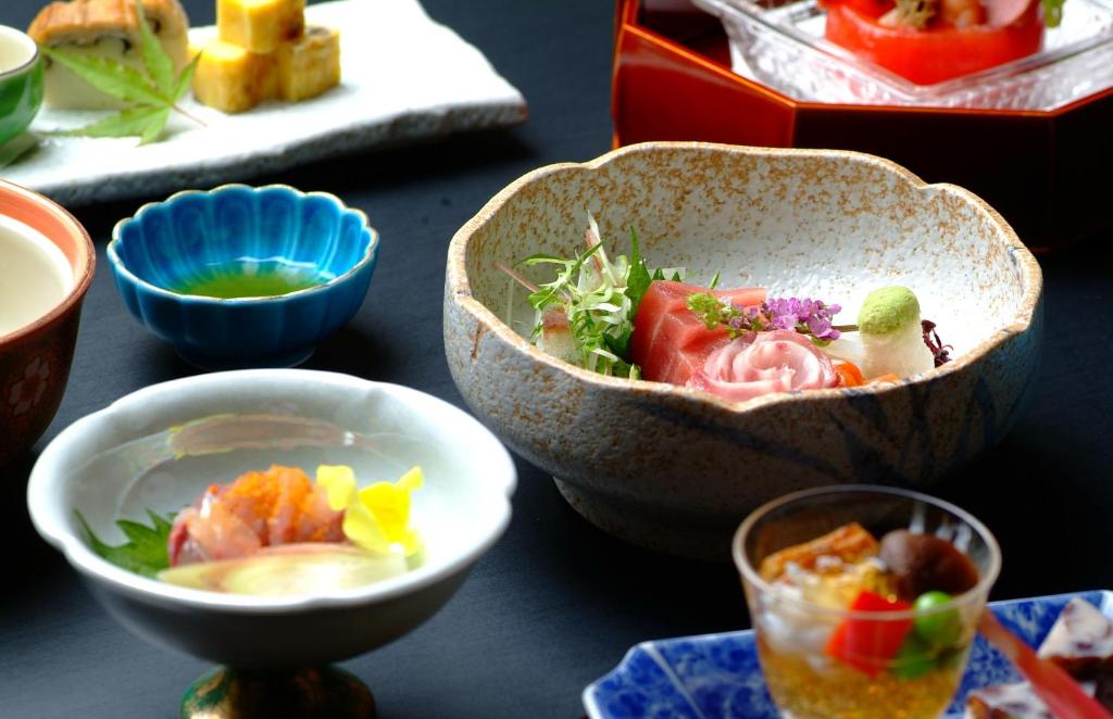 un groupe de bols de nourriture sur une table dans l'établissement Yusakaso, à Hakone
