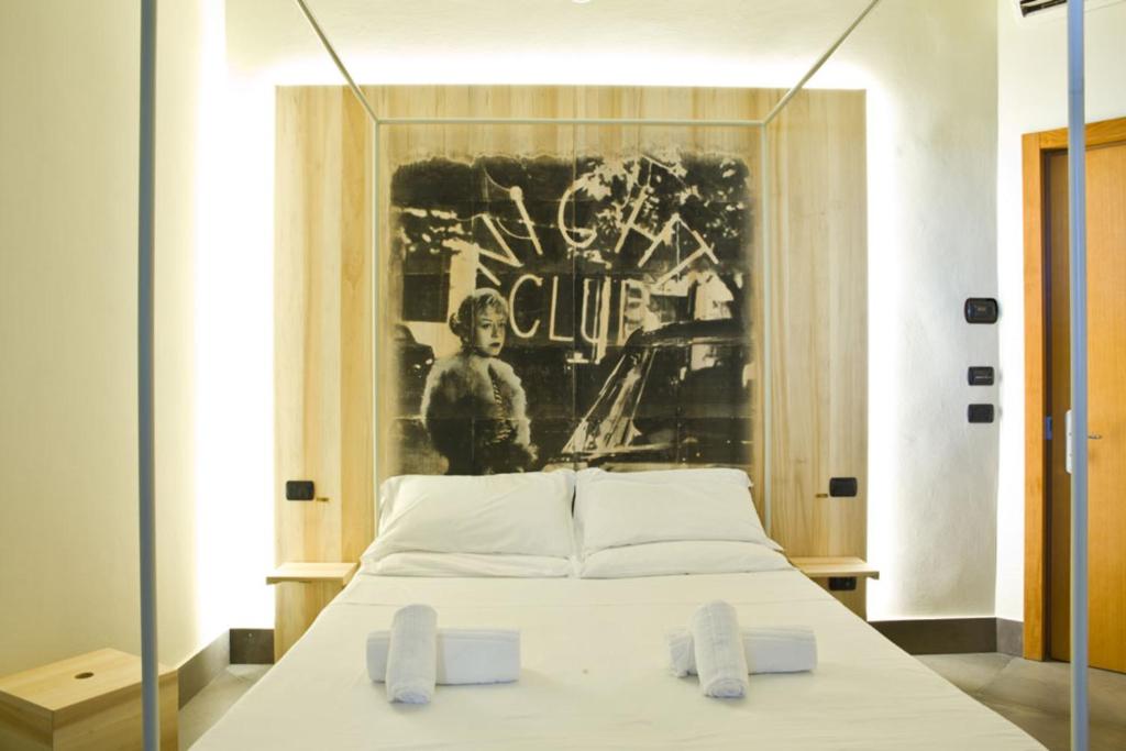 une chambre avec un grand lit blanc dans une pièce dans l'établissement Hotel Corallo Rimini, à Rimini 52 autres photos