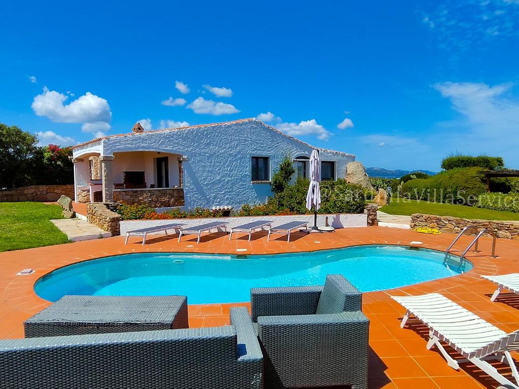 une villa avec piscine devant une maison dans l'établissement Villa Cala Granu - Porto Cervo, à Porto Cervo