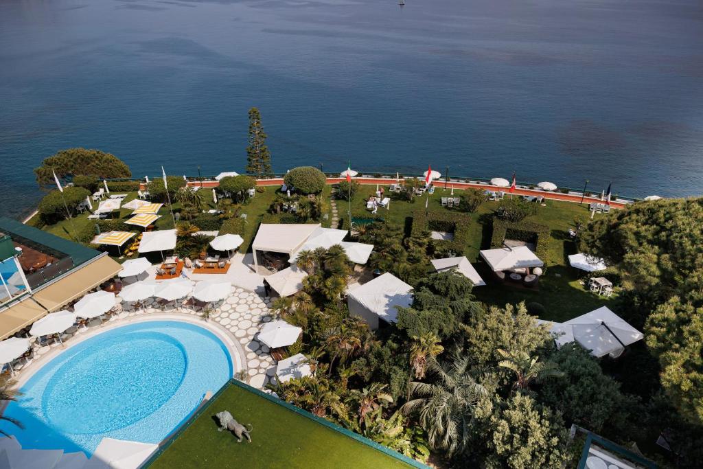 une vue aérienne d'un complexe hôtelier avec piscine dans l'établissement Grand Hotel Del Mare Resort & Spa, à Bordighera