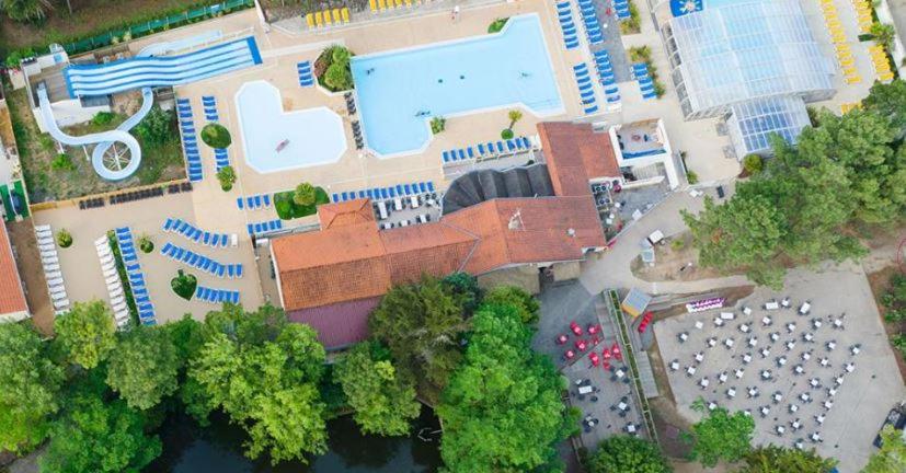 une vue aérienne d'un bâtiment avec une piscine dans l'établissement Aux flamants rose, à Saint-Jean-de-Monts