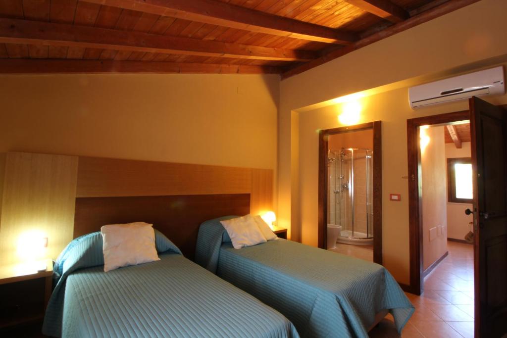 - une chambre avec deux lits et un couloir avec un miroir dans l'établissement Villa Diana - Pesaro mare e cultura - intera struttura con piscina, à Mombaroccio 45 autres photos