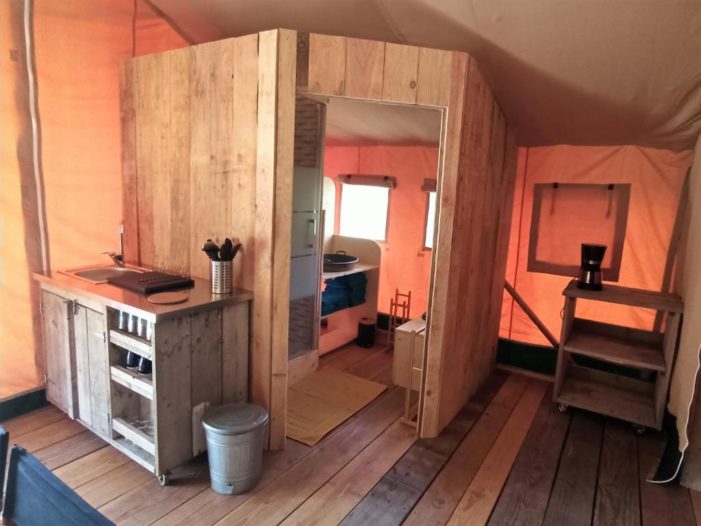 une petite pièce avec une porte dans une tente dans l'établissement Le Lodge de la Chouette, à Quarré-les-Tombes 4 autres photos