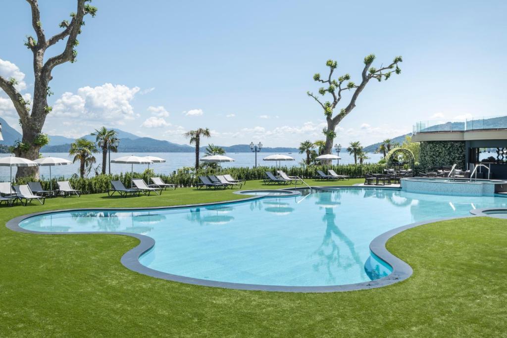 - une piscine avec vue sur l'océan dans l'établissement Grand Hotel Dino, à Baveno
