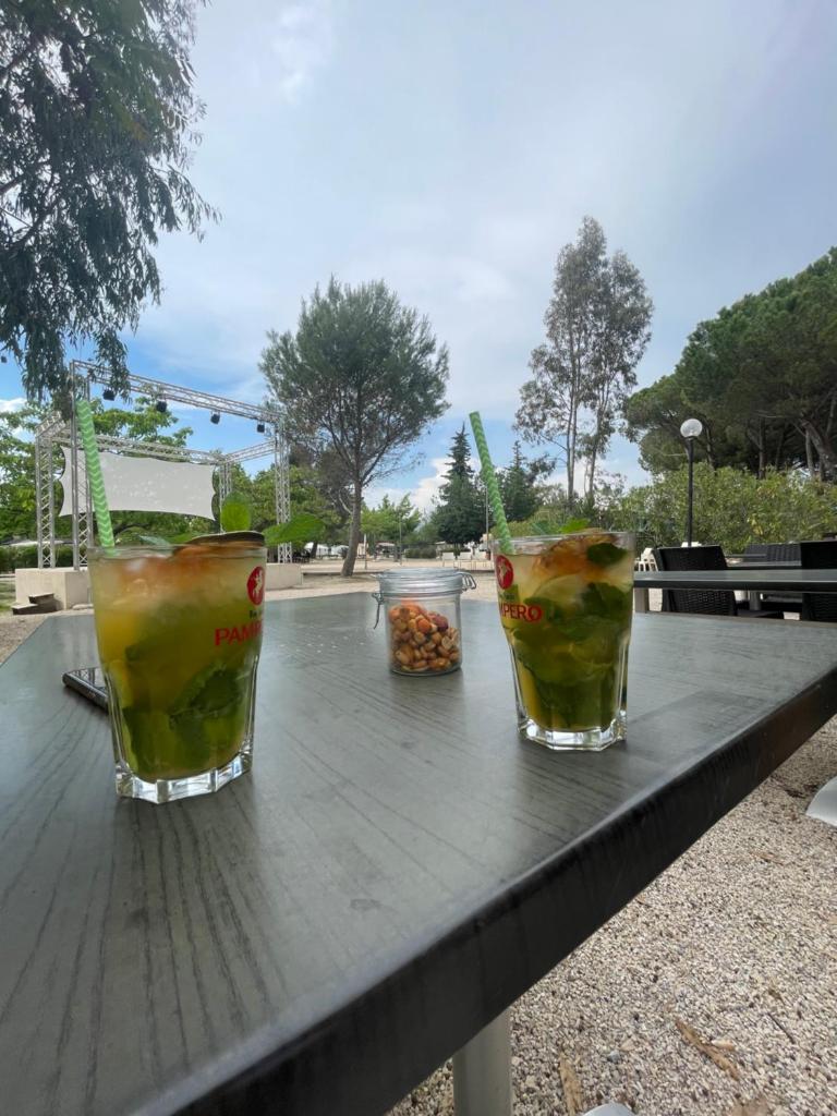3 cocktails assis sur une table en bois dans l'établissement Mobil-Home au pied du Luberon, à La Roque-dʼAnthéron