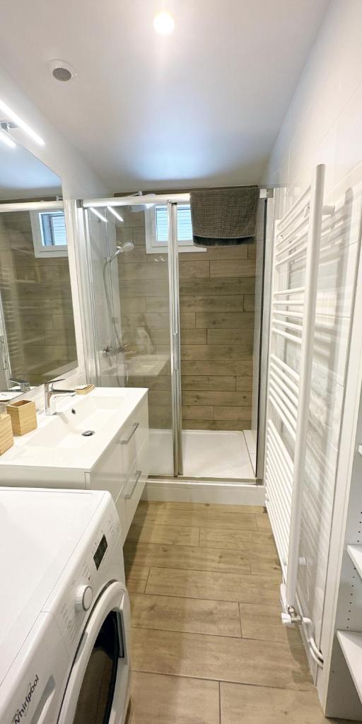 une buanderie avec une machine à laver et une fenêtre dans l'établissement Appartement au pied des pistes, à Besse-et-Saint-Anastaise 17 autres photos