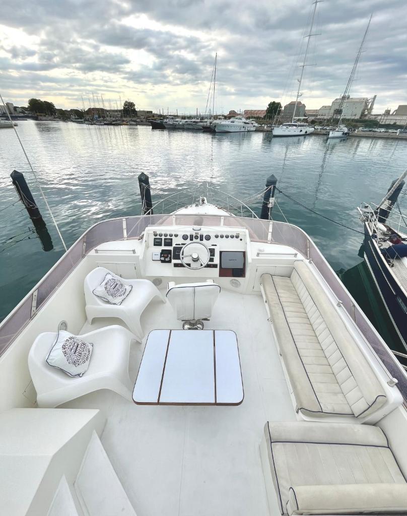 un bateau blanc dans un corps d'eau dans l'établissement Navi Yacht à Sète, 2 à 8 couchages, privatif, à Sète