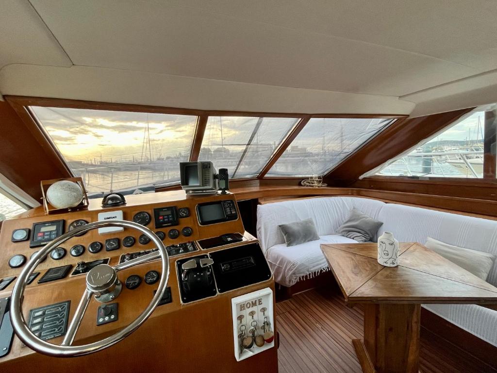 - une vue sur un cockpit d'un bateau dans l'établissement Navi Yacht à Sète, 2 à 8 couchages, privatif, à Sète