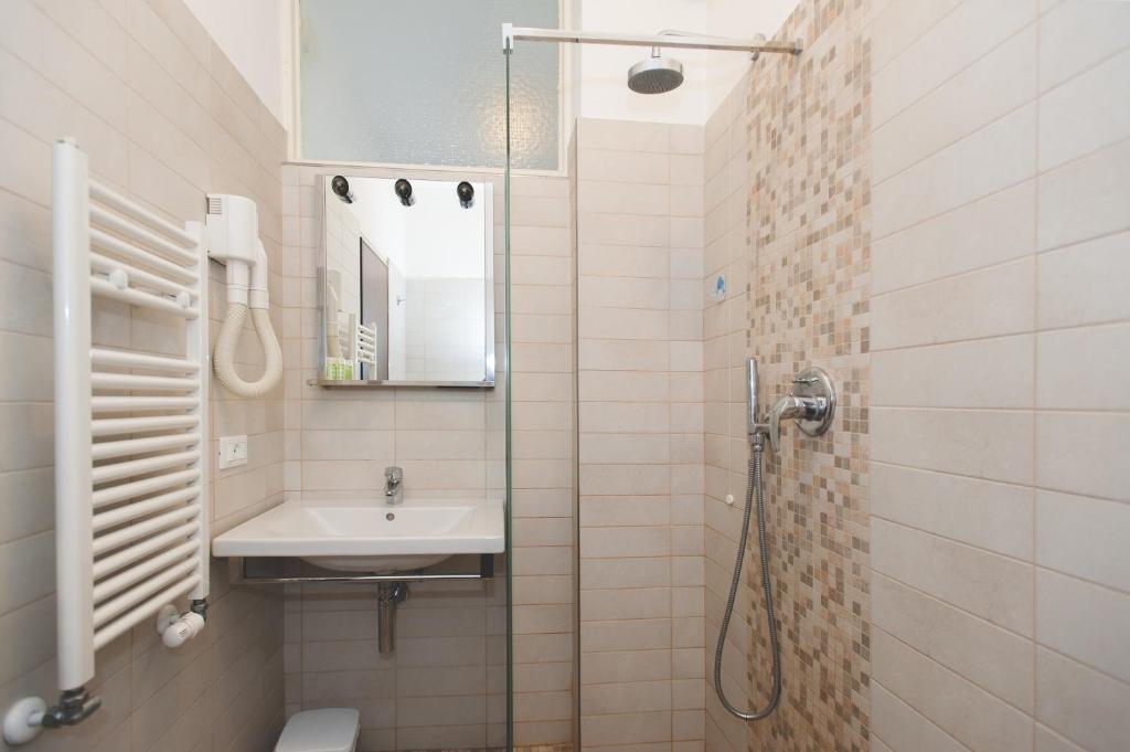 une salle de bain avec un lavabo et une douche dans l'établissement Ligure Residence, à Pietra Ligure
