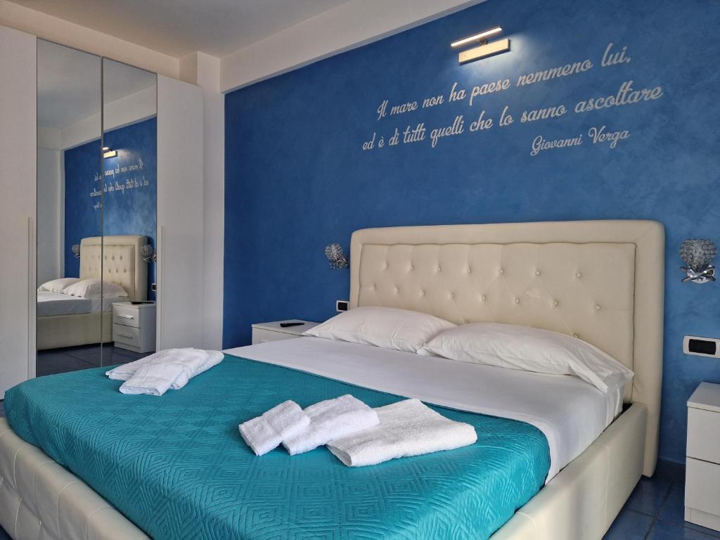 une chambre avec un lit avec deux serviettes dessus dans l'établissement Acca residence, à Terracine 34 autres photos