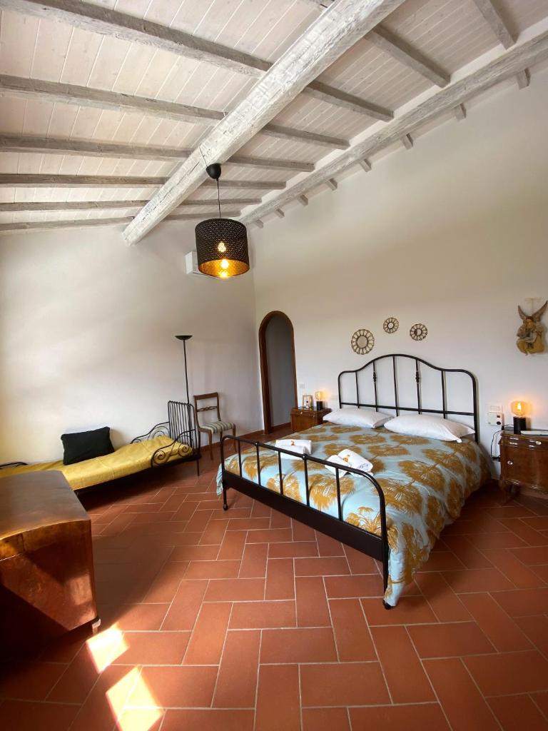 une chambre avec deux lits et un canapé dans l'établissement Tognazzi Casa Vacanze - Panoramic Villa, à Certaldo