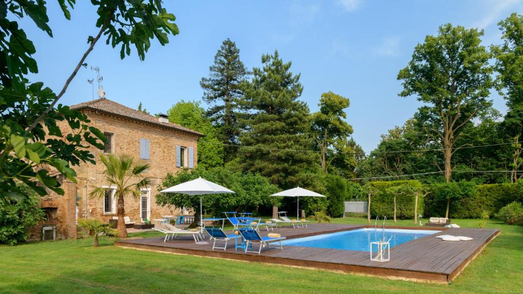 une maison avec une piscine dans une cour dans l'établissement VILLA RUSTICA 8, Emma Villas, à San Pietro in Vincoli