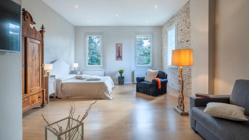 une chambre avec un lit, un canapé et une chaise dans l'établissement VILLA RUSTICA 8, Emma Villas, à San Pietro in Vincoli