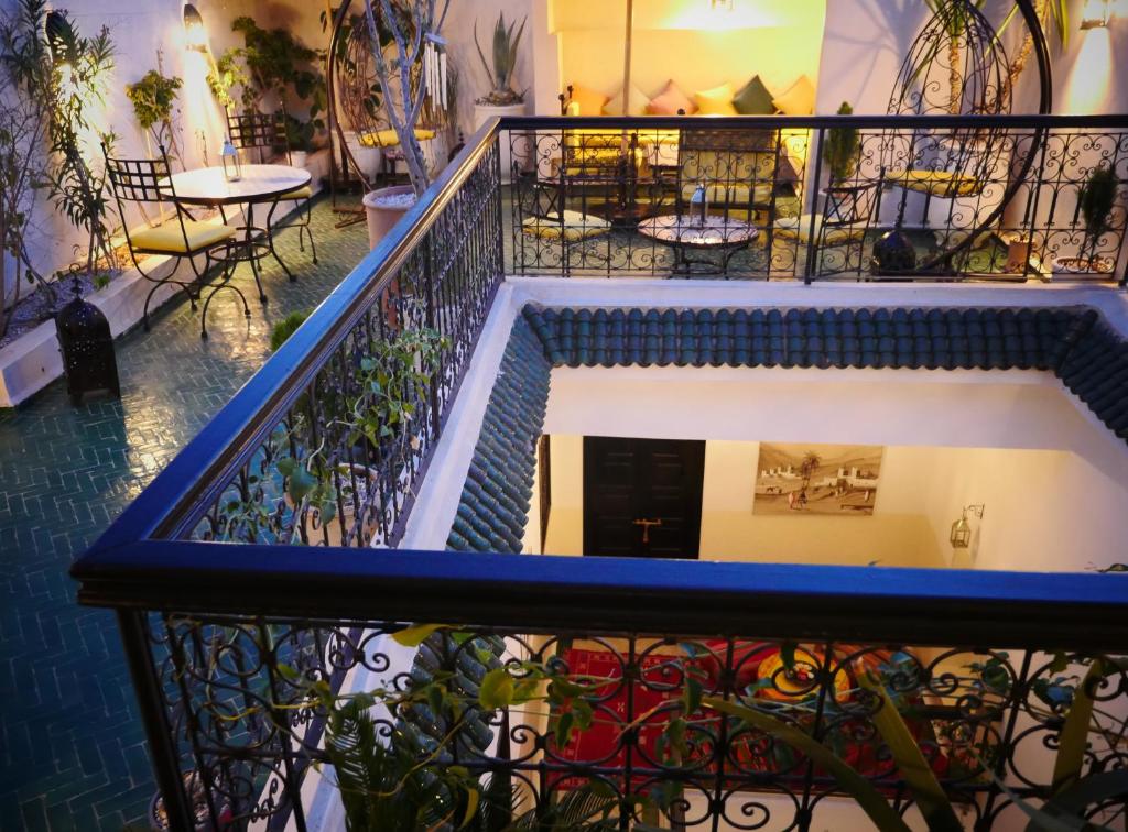- une vue depuis le 2ème étage d'un immeuble avec balcon dans l'établissement SARDINAS & CHILI, à Marrakech