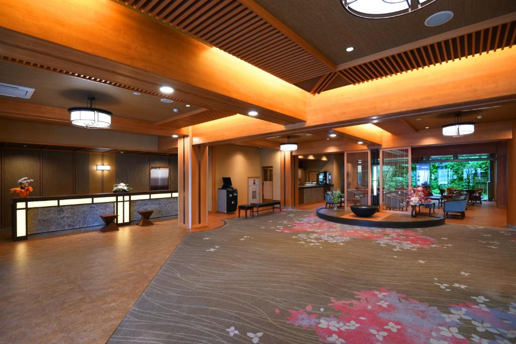 un grand hall avec un grand tapis au sol dans l'établissement Kasuitei Ooya, à Fujikawaguchiko 37 autres photos