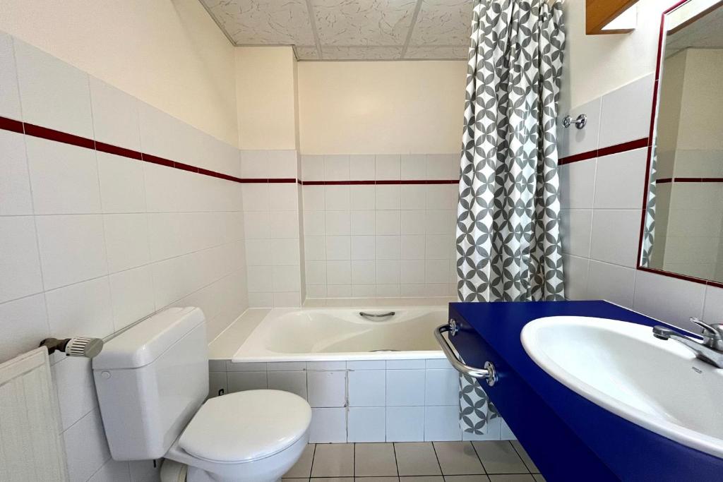 une salle de bain avec toilettes, baignoire et lavabo dans l'établissement Bright 50 m cocoon with balcony in Combloux, à Combloux