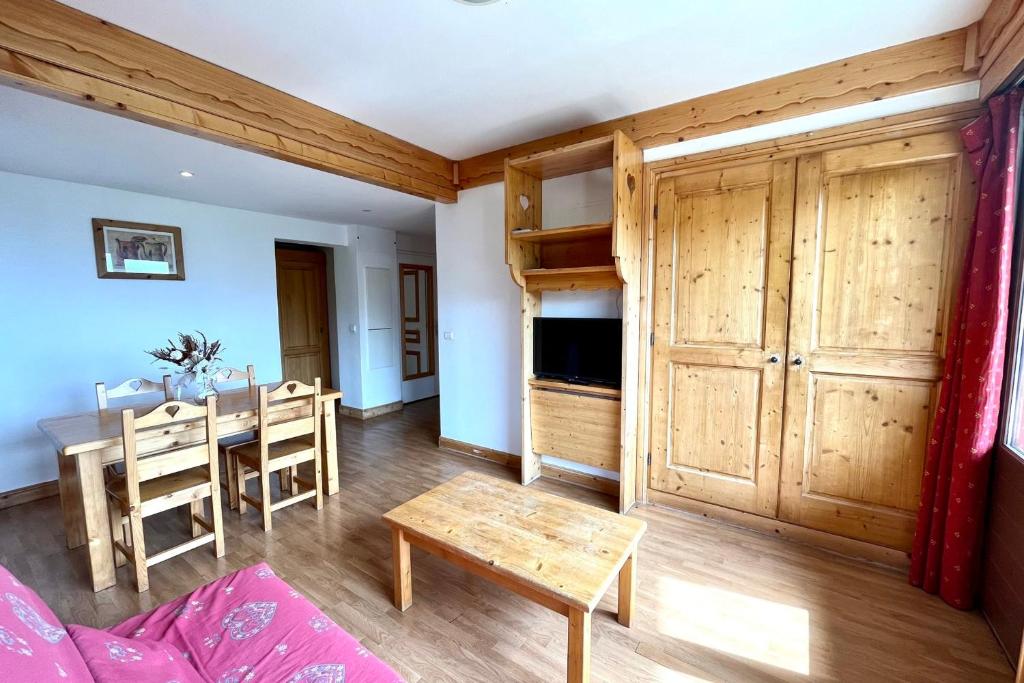 un salon avec une table et une salle à manger dans l'établissement Bright 50 m cocoon with balcony in Combloux, à Combloux 2 autres photos