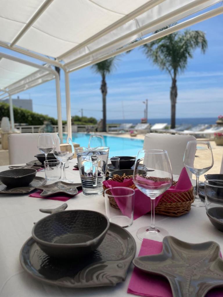 - une table avec des verres à vin et une assiette de nourriture dans l'établissement Villa Krailo, à Santa Maria al Bagno