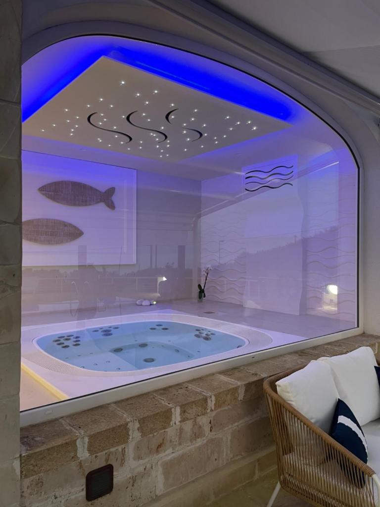 Cette chambre dispose d'une grande fenêtre et d'une baignoire. dans l'établissement Villa Krailo, à Santa Maria al Bagno