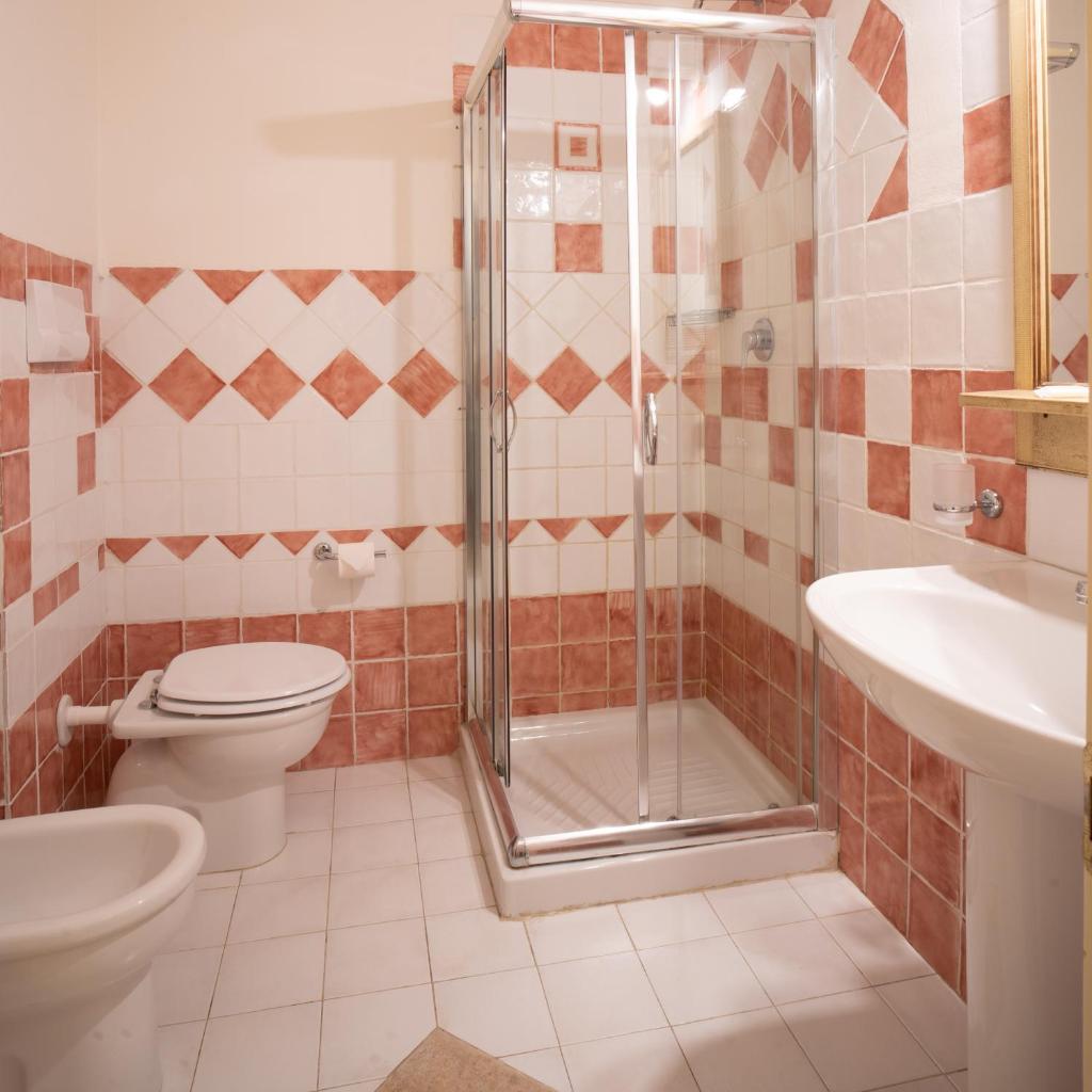 une salle de bain avec une douche, des toilettes et un lavabo dans l'établissement Hotel Pedra Santa, à Baja Sardinia