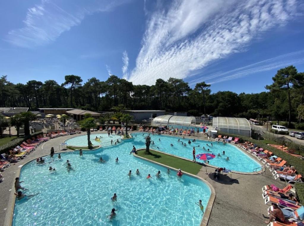 un groupe de personnes dans une grande piscine dans l'établissement Mobil home climatisé, à Lège-Cap-Ferret 10 autres photos