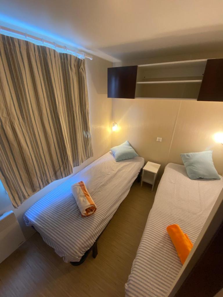 une chambre avec deux lits et une fenêtre dans l'établissement Séjour inoubliable en Provence, camping 4*, à La Roque-dʼAnthéron