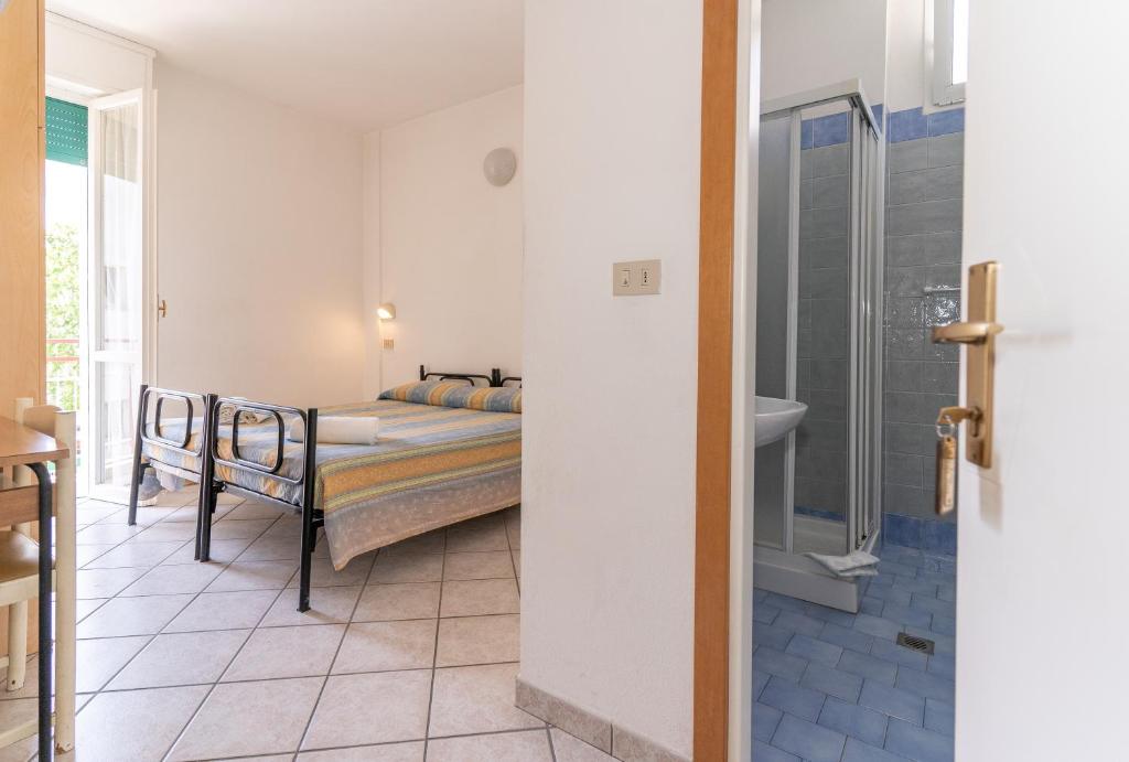 une chambre avec un lit et une salle de bain avec un lavabo dans l'établissement Hotel Villa Isola, à Rimini