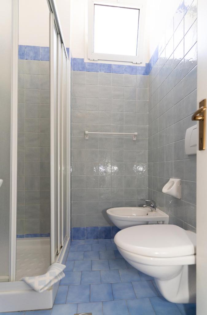 une salle de bain avec toilettes, lavabo et douche dans l'établissement Hotel Villa Isola, à Rimini 35 autres photos