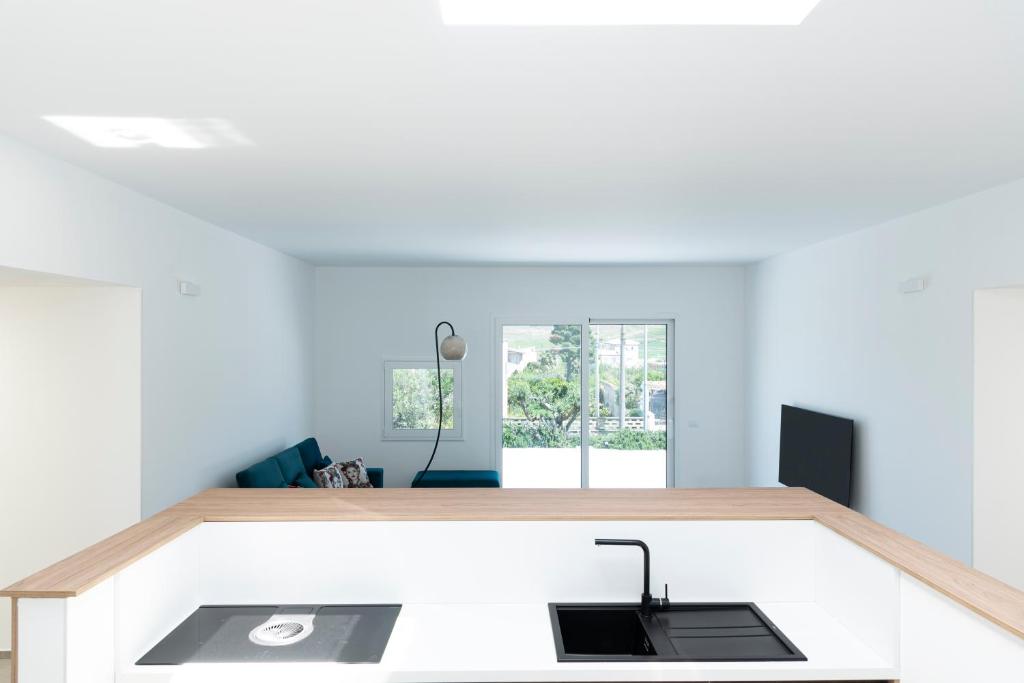 - une cuisine avec un évier dans la chambre dans l'établissement Relais Donna Tana, à Buseto Palizzolo