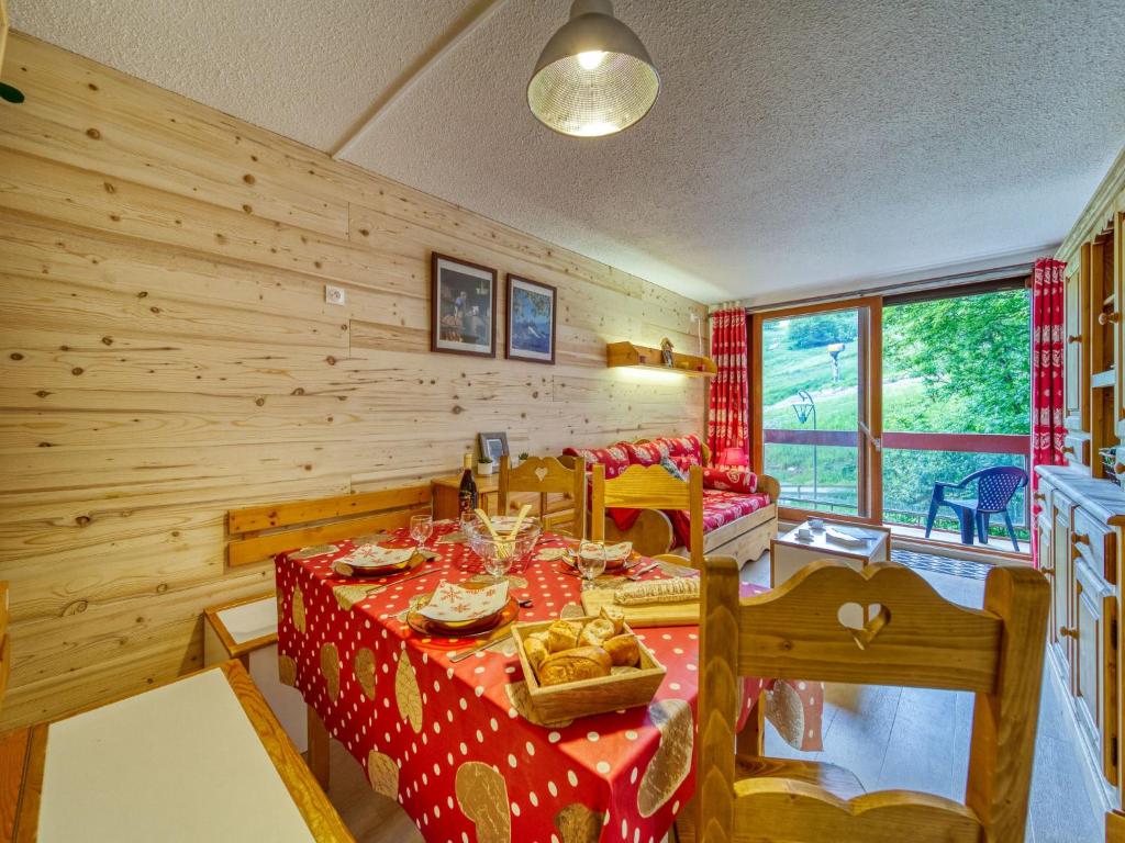 - une salle à manger avec une table dans une pièce dotée de murs en bois dans l'établissement Apartment Lunik Orion-38 by Interhome, au Corbier