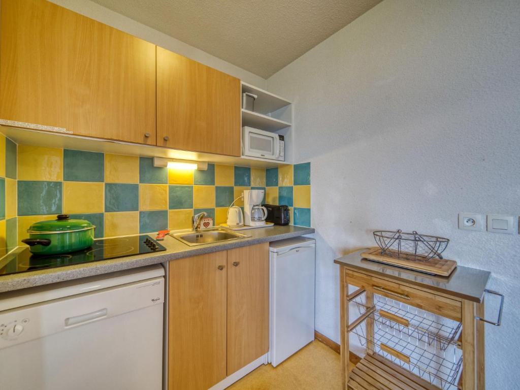 Il comprend une petite cuisine équipée d'un évier et d'un lave-vaisselle. dans l'établissement Apartment Bâtiment A-16 by Interhome, au Corbier