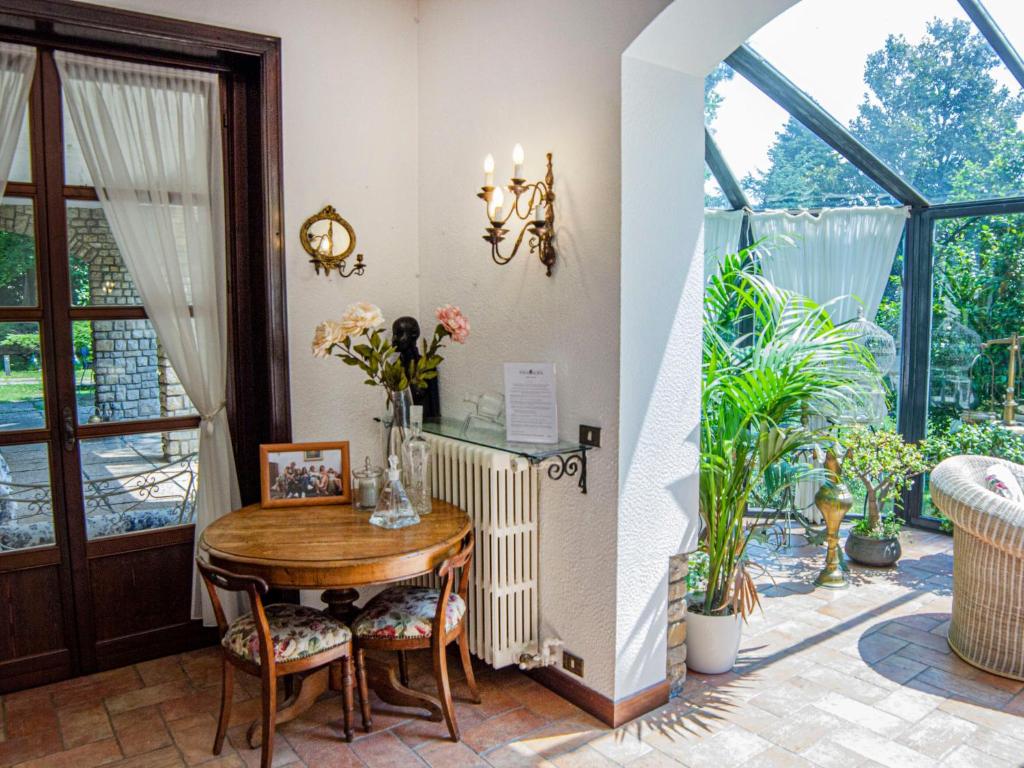 une salle à manger avec une table et des chaises en bois dans l'établissement Villa Sofia by Interhome, à Sirtori 53 autres photos