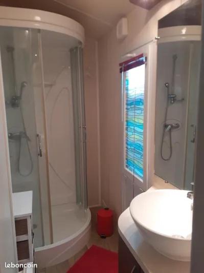 une salle de bain avec une douche, un lavabo et une baignoire dans l'établissement camping bonneval, à Jaujac 37 autres photos