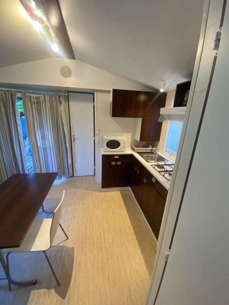 une cuisine avec une table et une salle à manger dans l'établissement Séjour inoubliable en Provence, camping 4*, à La Roque-dʼAnthéron 4 autres photos