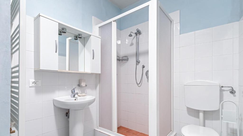 une salle de bain blanche avec toilettes et lavabo dans l'établissement Villa La Romantica 14, Emma Villas, à Grognardo
