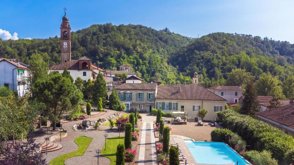 un village dans les montagnes avec une tour d'horloge dans l'établissement Villa La Romantica 14, Emma Villas, à Grognardo 62 autres photos