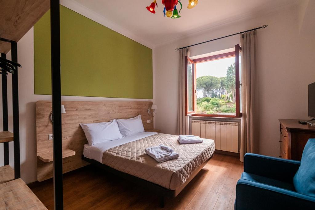 une petite chambre avec un lit et une fenêtre dans l'établissement Villa La Pieve, à Città della Pieve 78 autres photos