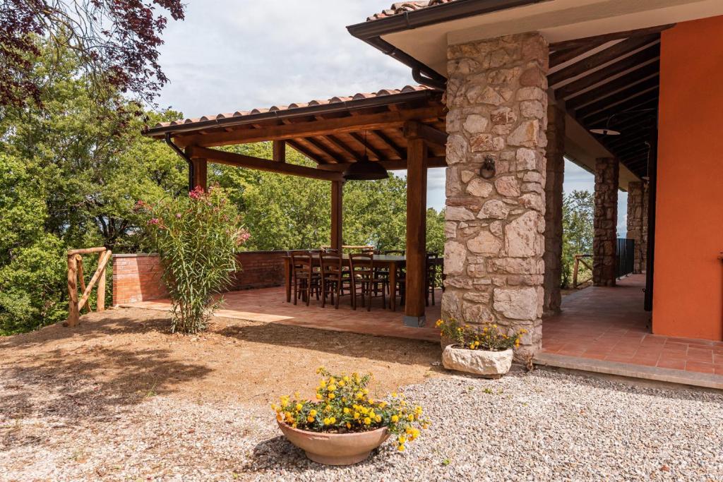 un patio extérieur avec une pergola en bois dans l'établissement Villa La Pieve, à Città della Pieve