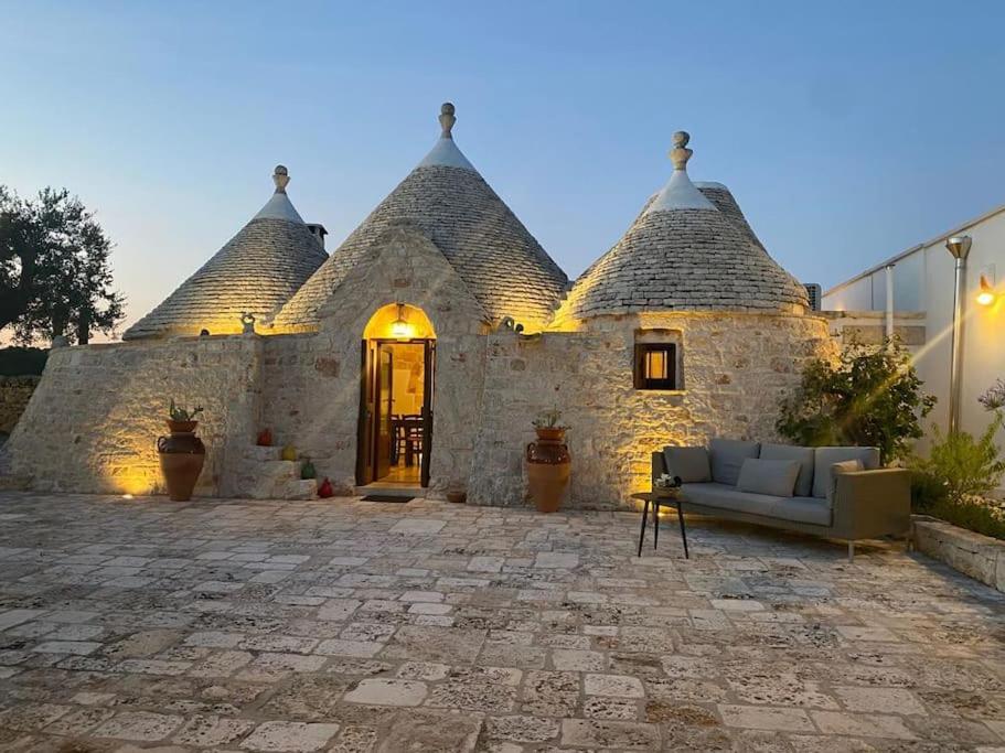 un bâtiment avec un canapé en face dans l'établissement VERDEACQUA HOUSE, à Locorotondo