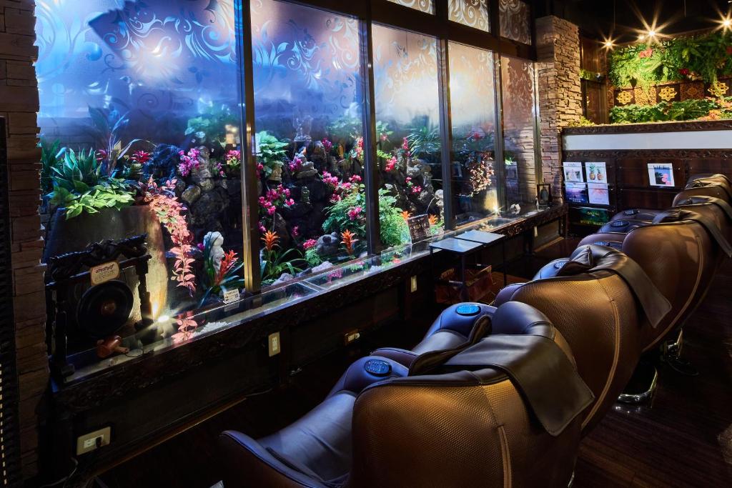 une pièce avec une grande fenêtre avec un aquarium dans l'établissement Hotel Balian Resort Kinshicho, à Tokyo