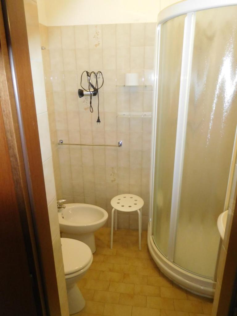 une salle de bain avec une douche, des toilettes et un lavabo dans l'établissement Hotel Emperador, à Lido di Jesolo