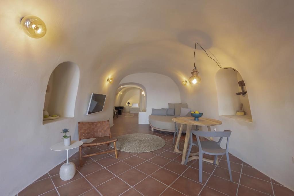 Oia Waves by SV 8